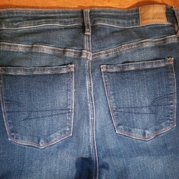 AMERICAN EAGLE stretch super hi-rise flare jeans in Dark Rinse (8 short) - Picture 12 of 13